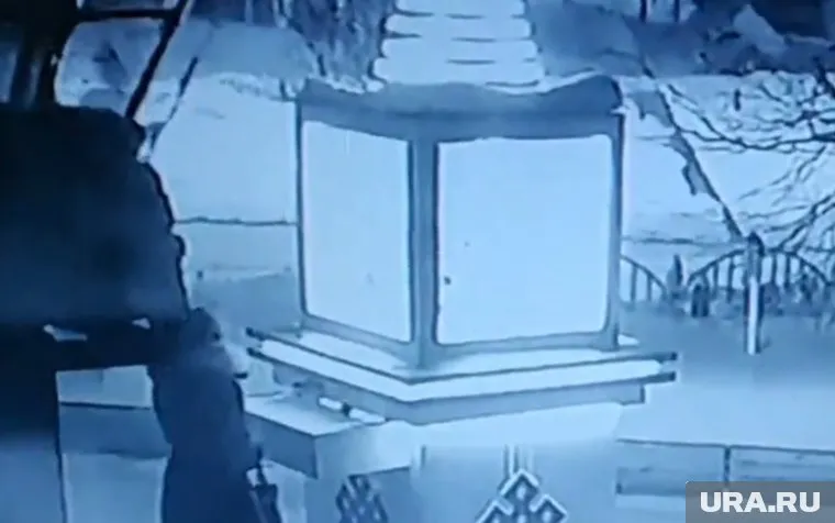 Женщина разбила защитное стекло, плюнула в изображение богини и ушла