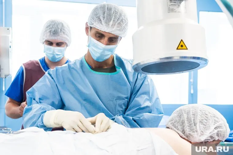 Заведующий ортопедическим отделением требовал с людей деньги за операции вне очереди