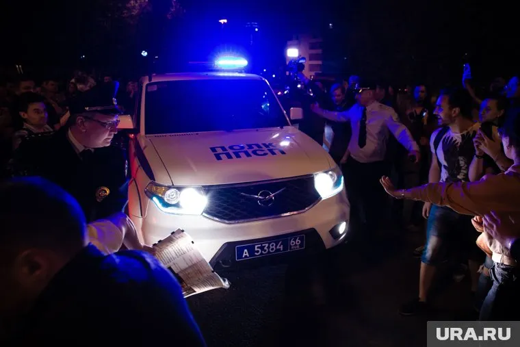 Полицейские задерживали участников стихийного митинга утром 14 мая