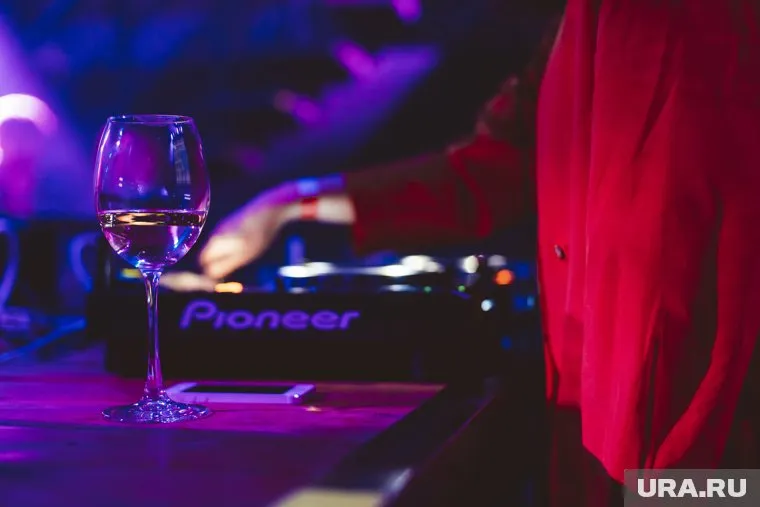 Предприятиям общепита в Тюменской области запрещено принимать гостей с 23:00 до 6:00