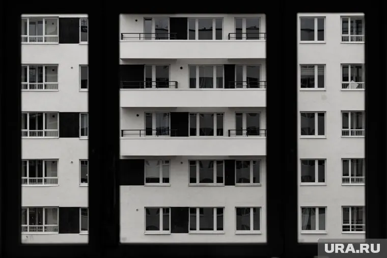 Пермячка недовольна тем, что из окна напротив жительница квартиры ходит голой, отмечается в соцсетях