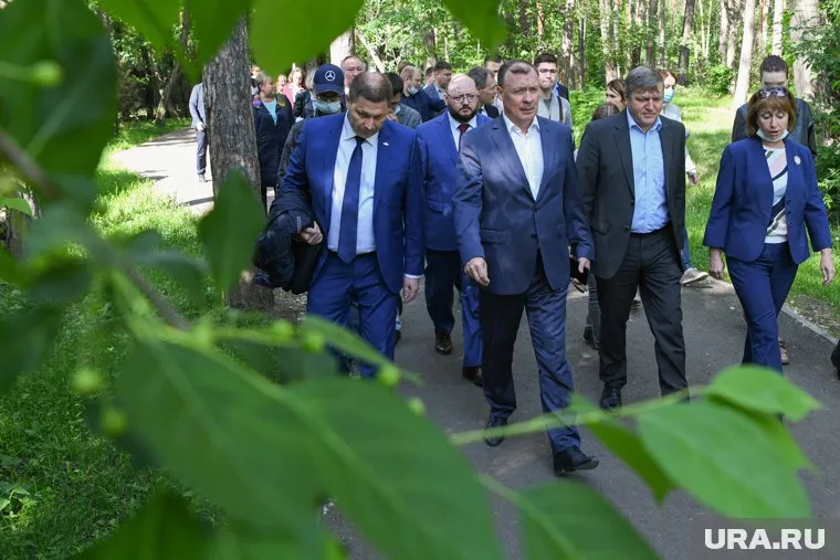 Антон Козлов (слева) пришел в администрацию Екатеринбурга в сентябре 2019-го — из «Управтодора»