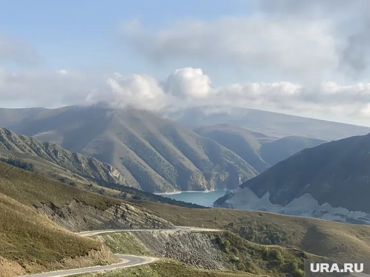 Женщина приехала на смотровую площадку в составе туристической группы