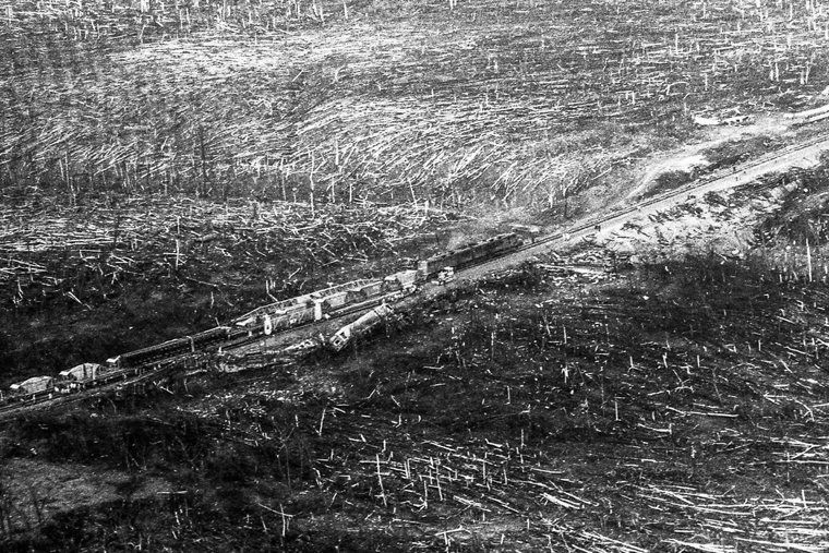 Фото с места железнодорожной катастрофы под Ашой в 1989 году, из архива челябинского фотографа Александра Чуносова. Челябинск