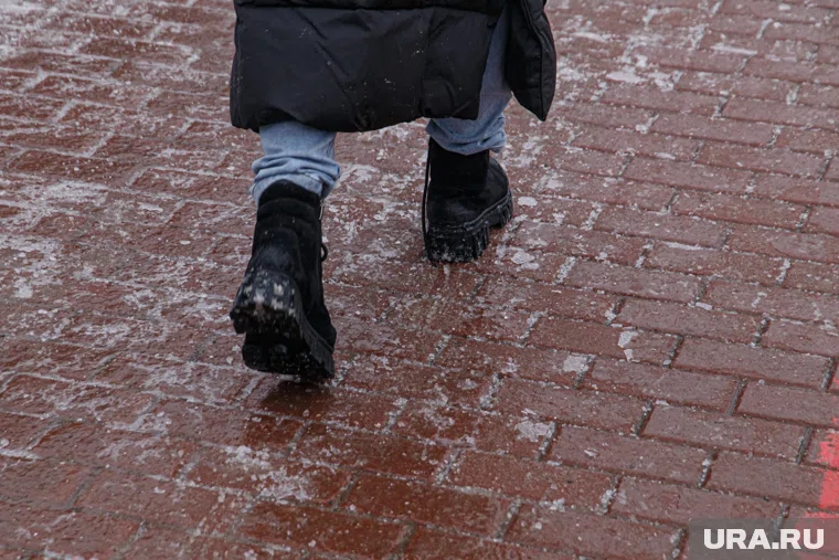 Пешеходов призвали отказаться от обуви на каблуках