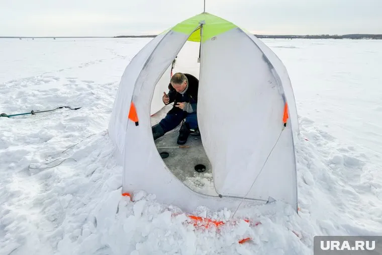 Рыбаки вышли на тонкий пористый лед озера, подвергнув себя опасности