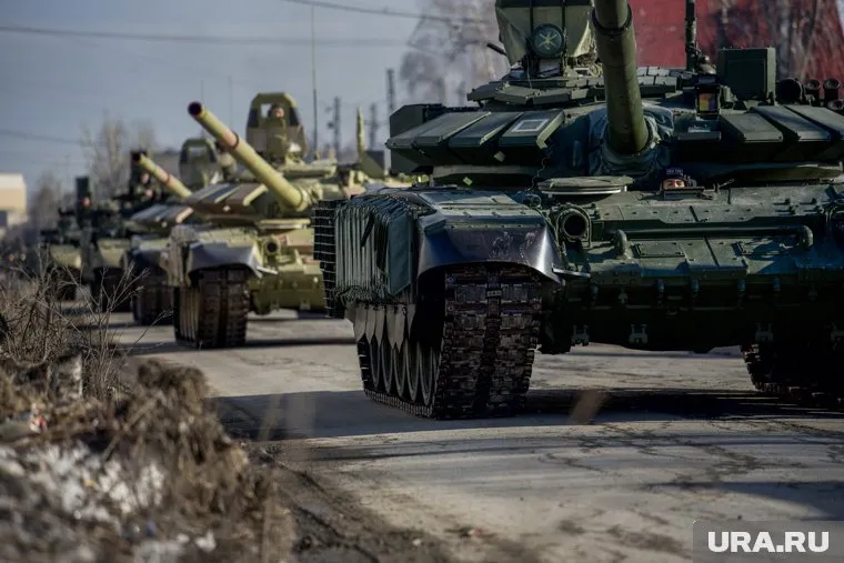 По улицам Екатеринбурга проехали более 100 единиц техники