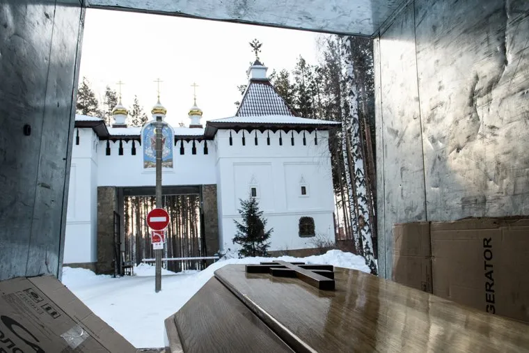 Гроб из кельи Николая Романова перед отправкой в Казань. Среднеуральск