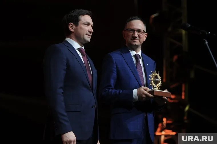 Алексей Лошкин наградил одного из лауреатов престижной челябинской премии - отделение Сбербанка