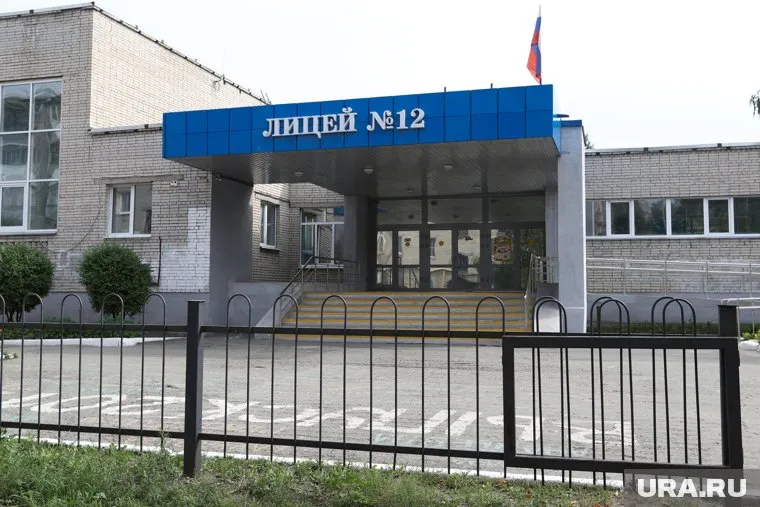 Крыльцо корпуса №3 лицея №12 капитально отремонтируют в 2022 году