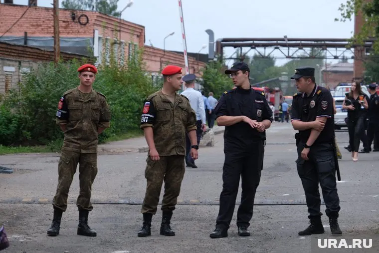 На месте взрыва работают представители экстренных служб