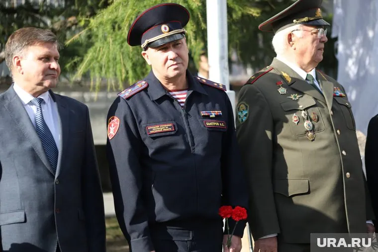 Бывший начальник управления Росгвардии по Курганской области (в центре) приступил к службе на новой должности