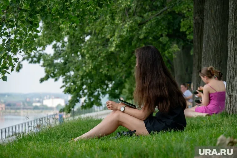 Погоду определяет крупный антициклон, благодаря которому температура будет на 5–6 градусов выше климатической нормы