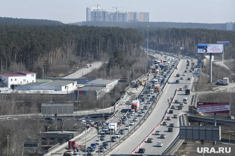 Автомобилисты стоят на Тюменском тракте на въезде в Екатеринбург