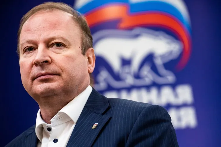 Секретарь Свердловского отделения партии «Единая Россия» Виктор Шептий подает документы на участие в праймериз. Екатеринбург