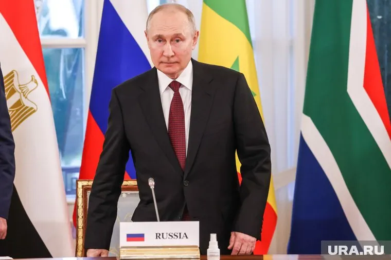 Авторитет Путина укрепился после подавления вооруженного мятежа, заявил Цуй Хэн