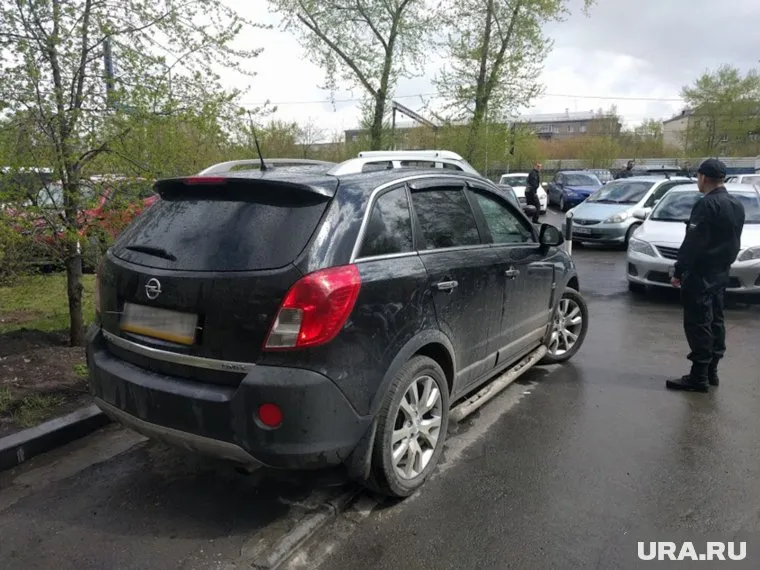 Хозяин машины требует у приставов вернуть ему колеса