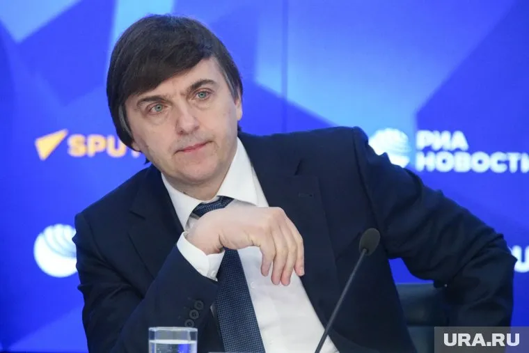 Учителям нужно повысить зарплату, отметил Сергей Кравцов