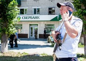 Опубликовано видео задержания захватчика банка в Тюмени