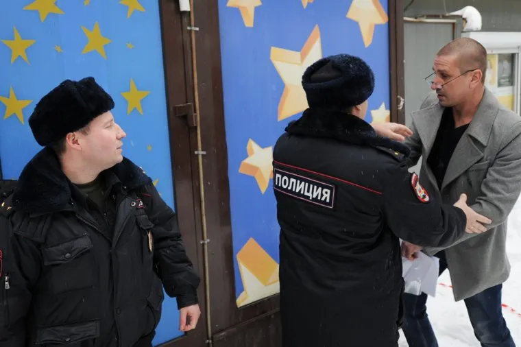 Снос киоска игровых автоматов. Челябинск, интернет кафе, снос киоска, киоск игровых автоматов