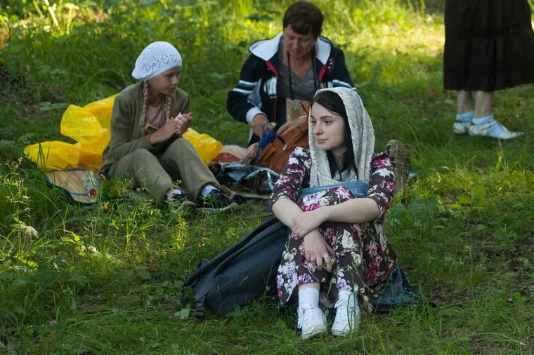 Крестный ход, приуроченный к 100-летию со дня убийства царской семьи. Екатеринбург , отдых на траве, паломники