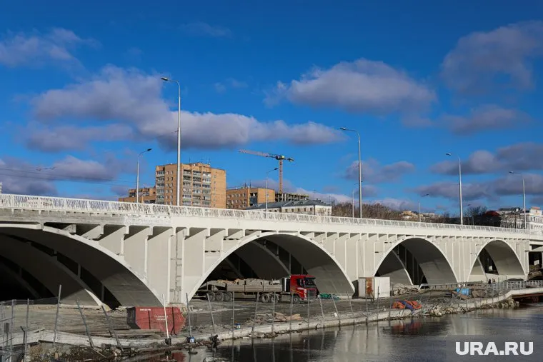 Полноценное трамвайное движение по Макаровскому мосту запустят 1 ноября, сказал мэр