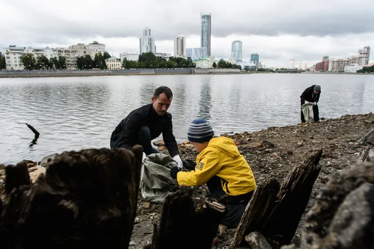 Горожане чистят берег обмелевшего пруда. Екатеринбург, экология, берег, уборка мусора, город екатеринбург, чистка берега, экологическая акция