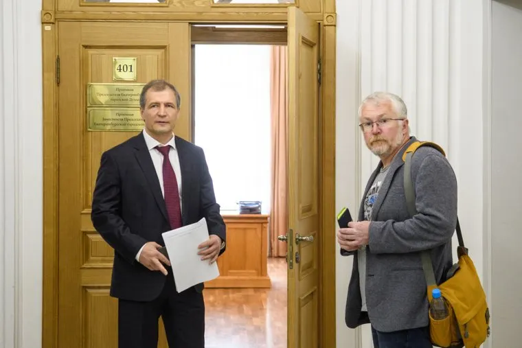 Встреча депутатов гордумы со сторонниками и противниками храма в сквере. Екатеринбург