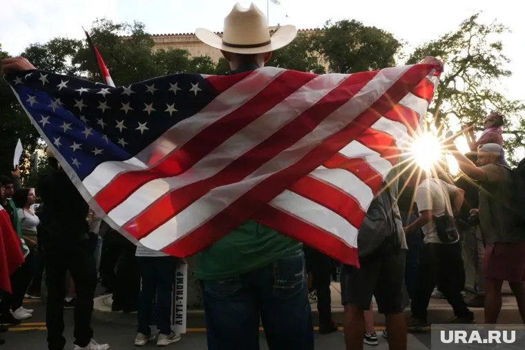 Около 14 тысяч человек вышли на улицы, чтобы выразить протест против политики президента США