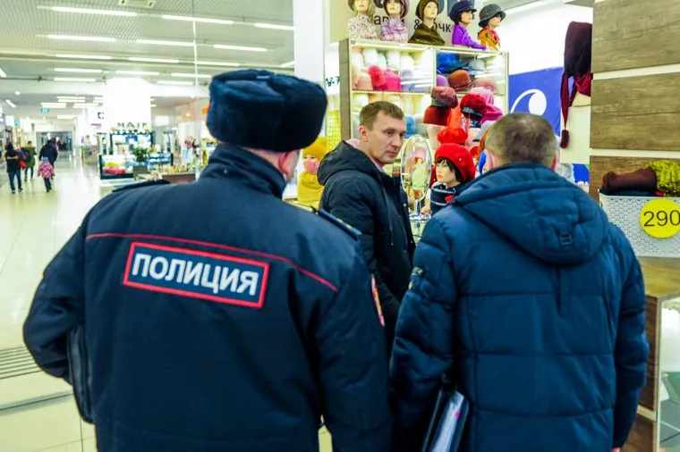 Рейд по проверке соблюдения масочного режима и QR-кодов в ТРК. Челябинск