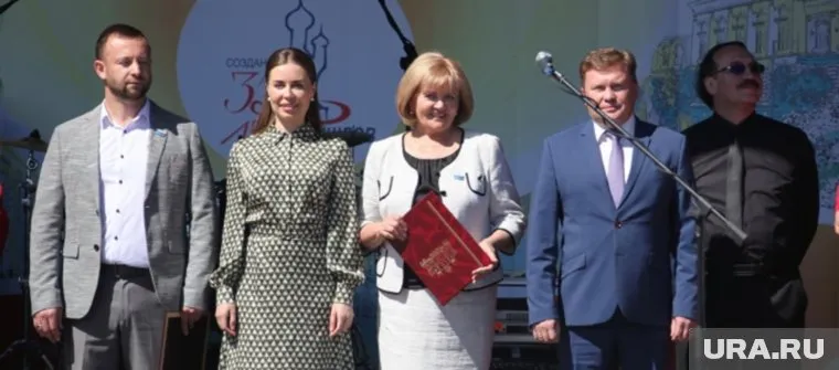 Михалкова (слева) и Бабушкина (посередине) выступили перед 3,4 тысячами камышловцами