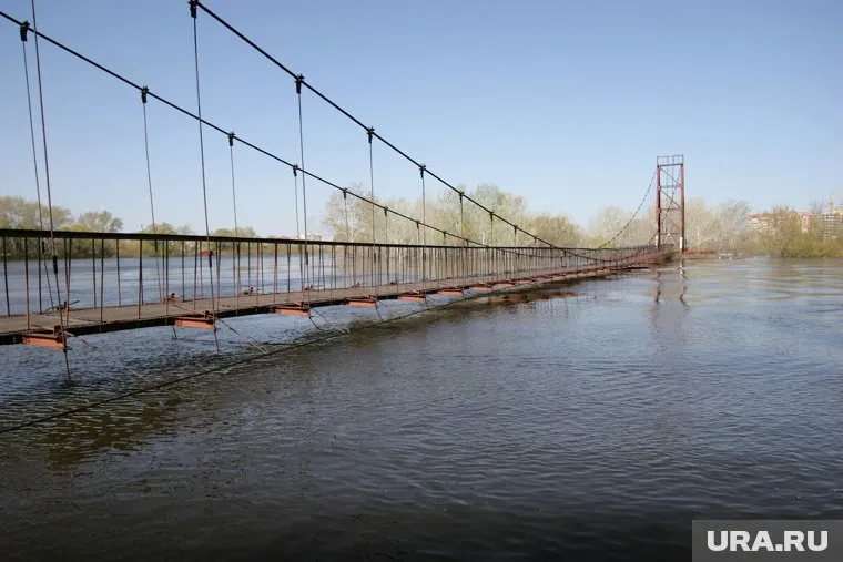 Половину моста уже затопило