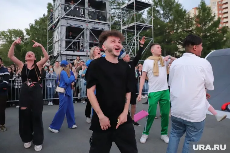 Эльдар Джарахов встретил школьников в отеле, где остановился. Они праздновали выпускной