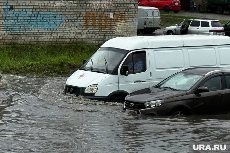 Из-за дождя некоторые машины заглохли