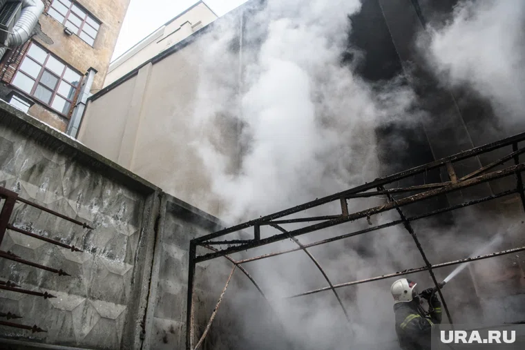 Пожарные не дали огню распространиться на жилой дом (архивное фото)