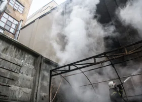 В ЯНАО пожарные несколько часов не позволяли огню перекинуться на жилой дом