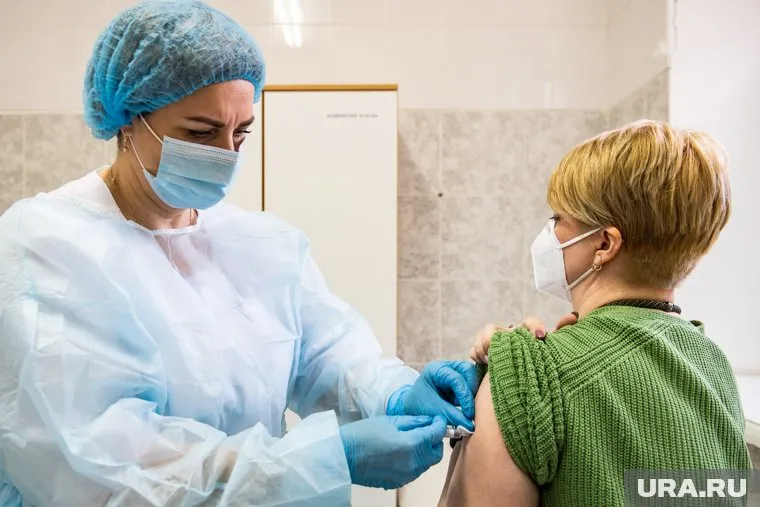 Срок возвращения к обычной жизни зависит от темпов вакцинации, напомнил Анатолий Альтштейн