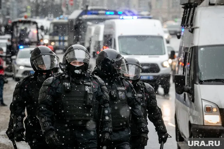 Территория аэропорта охраняется 50 полицейскими