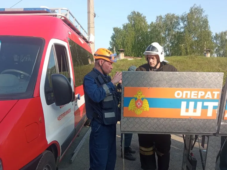 В Челябинске под рухнувшей крышей склада пострадали люди на Потребительской, 28