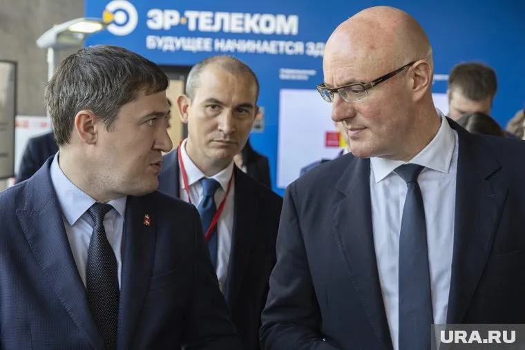 Дмитрий Чернышенко (справа) похвалил регион за реализацию прорывных проектов