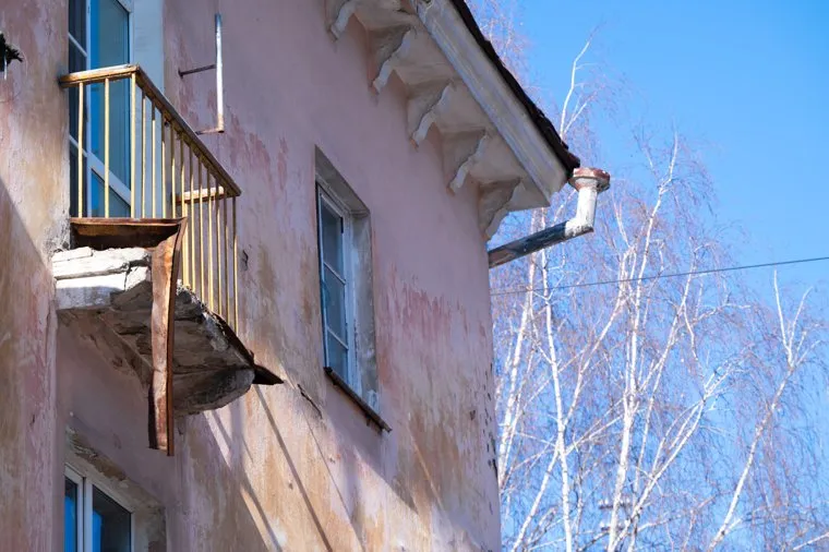 Огромный кусок жести свисает над прохожими по адресу Куйбышева 55. Пермь