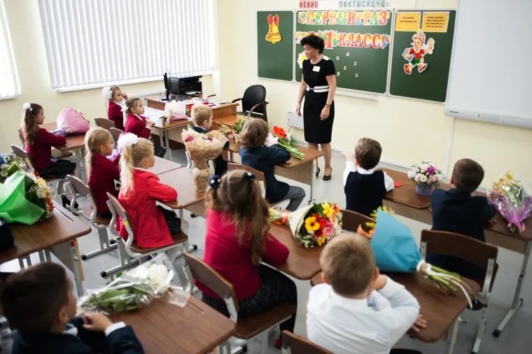 Начало учебного года в гимназии №212 "Екатеринбург-Париж". Екатеринбург, учебный класс, класс, школьная форма, первое сентября, день знаний, школа, школьники, дети