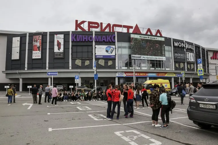 Эвакуация торгово-развлекательного центра "Кристалл". Тюмень