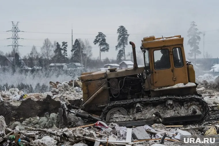 Свалку мусора жители обнаружили в лесу