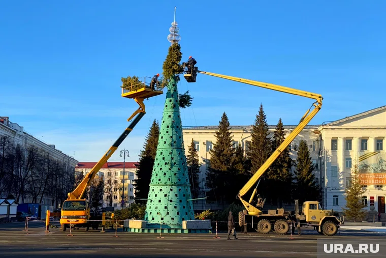 В центре Кургана готовятся устанавливать новогоднюю елку
