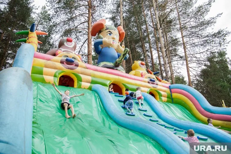 Согласно правилам, пользоваться батутом разрешено только детям старше шести лет