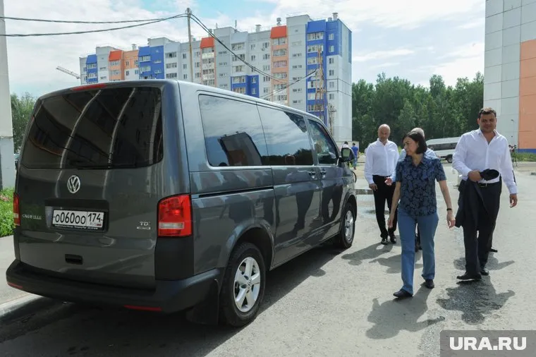 Мэр Наталья Котова (справа) дала команду подготовить для передачи медикам машины администрации