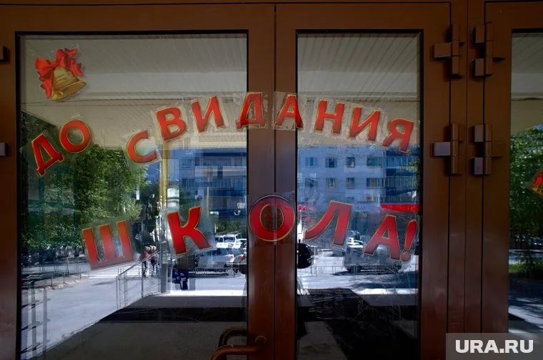 Выпускники хотят попрощаться со школой и учителями лично