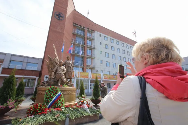 Памятник военным медикам. Госпиталь ветеранов войн. Екатеринбург