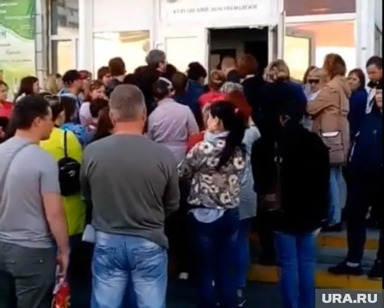 Очередь из двухсот человек обслуживал всего один специалист